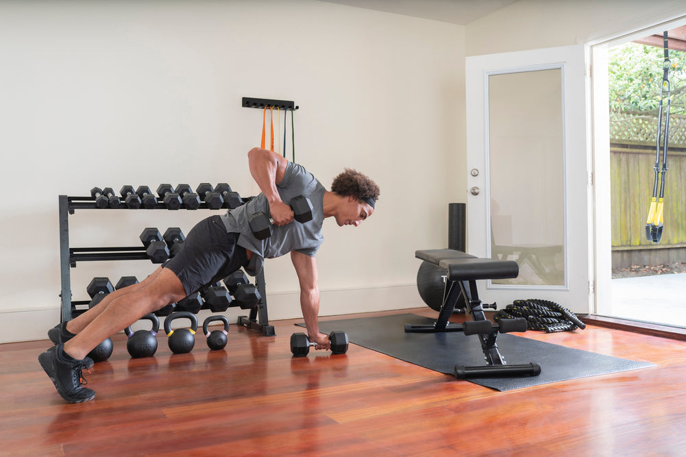 dumbbell pull exercise renegade row