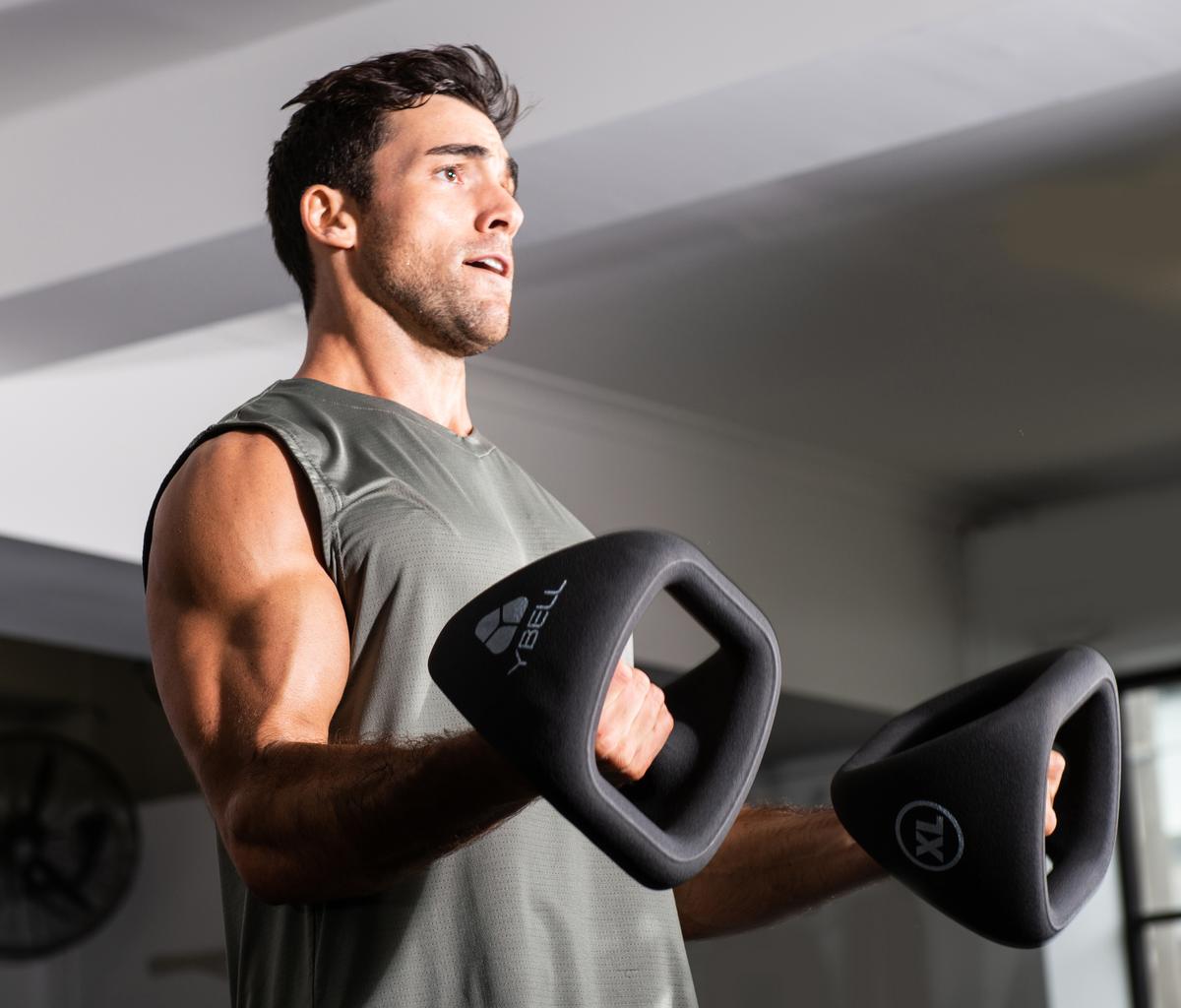 man using ybells for bicep curls